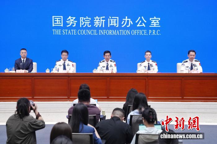 7月30日，中国国务院新闻办公室在北京举行“高质量完成‘十四五’规划”系列主题新闻发布会，公安部副部长、国家移民管理局局长王志忠，国家移民管理局公民出入境管理司司长熊树人、边防检查管理司司长池景阳、外国人管理司负责人柳佳介绍“十四五”时期中国移民管理工作发展成就，并答记者问。 中新社记者 张祥毅 摄